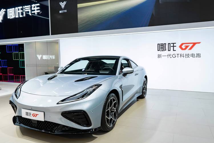 惠州169哪吒汽车在智能汽车领域的表现，领途汽车在新能源汽车市场中的影响力